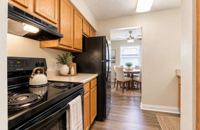 Spacious 2-bedroom 1-bath Apartment w/ Washer & Dryer Included! Gallery 2