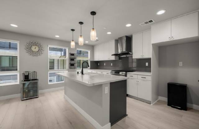 3 bedroom 3.5 bath condo Gallery 3