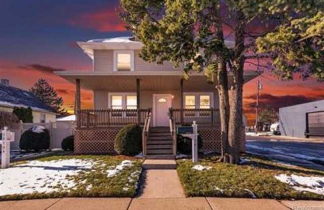 18704 Jefferson - 3 photos photos 18704 Jefferson - 3 photos photos