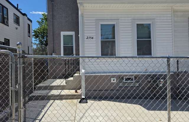 Charming 3-Bedroom Home with Spacious Gated Yard photos photos