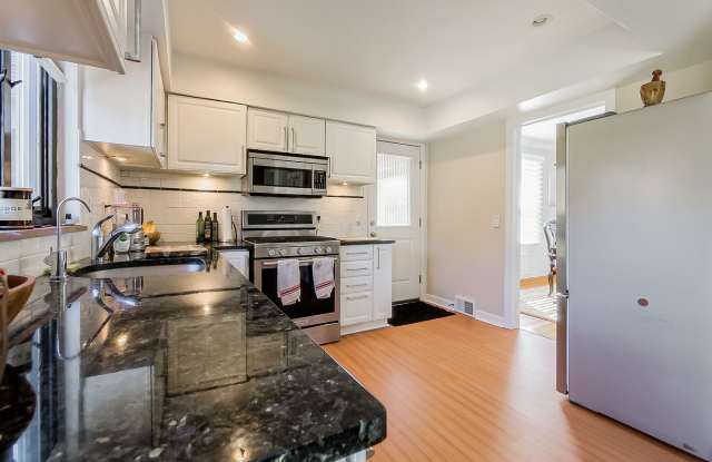 Welcome to this beautiful Fully furnished 3-bedroom, 3-bathroom home located in the desirable Grosse Pointe Park, MI. Gallery 3