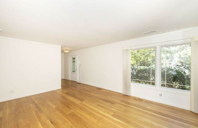 Light and Bright 3 Bed, 2 Bath Home in Barron Park Gallery 4