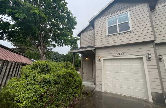 Fully refurbished duplex in excellent location - new carpet, fresh paint, etc. photos photos