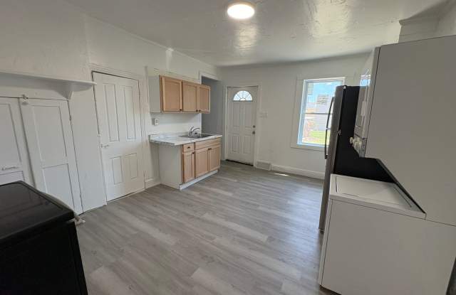 Newly Renovated Two-Bedroom, One Bathroom Row Home - MOVE-IN SPECIAL! GET $1000 OFF YOUR SECOND MONTH’S RENT!! Gallery 3
