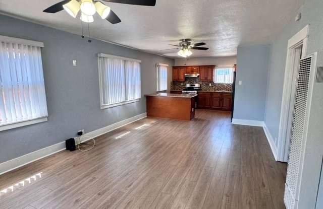Single Family Home - 827 Martin Luther King Jr. Gallery 1