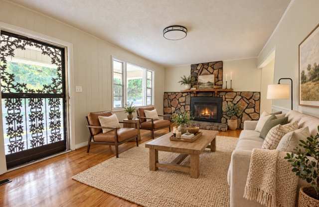 Charming 3BR/1BA Cottage with Spacious Yard Gallery 3