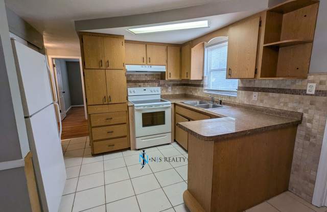 REDUCED!!!  Must See 3/2/1 over 1000sf with tile/laminate floors, fresh paint, fenced yard and large living room!! photos photos