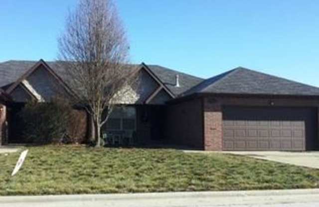 3 bed 2 bath 2 car garage duplex in the heart of Ozark MO photos photos