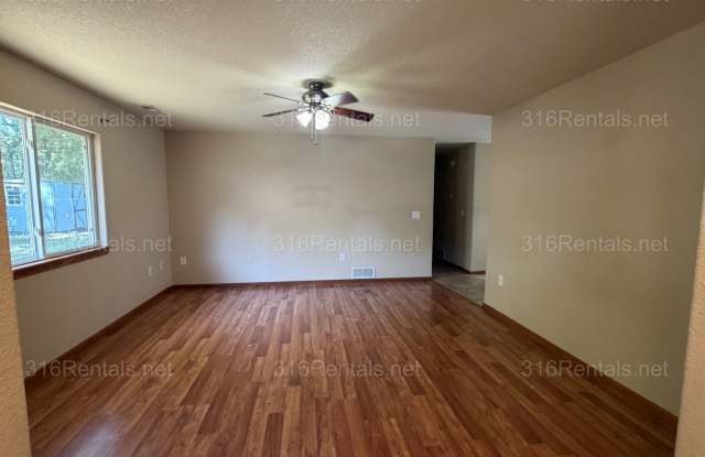 $1,300 - 314 Columbia - 3 Bed / 2 Bath Duplex Gallery 4