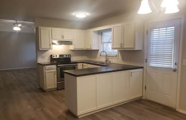 Kickapoo High District w/ Walk-In-Closet photos photos