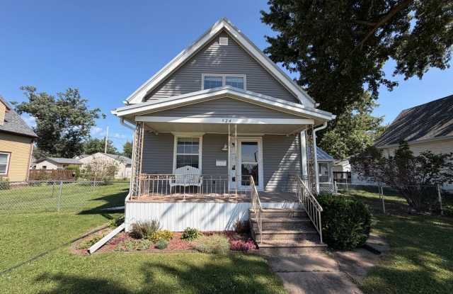 $2,000 | 3 Bedroom 2 Bath | 2 Car Detached Garage | Large Fenced Backyard photos photos