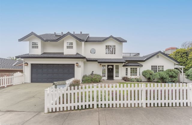 3895 The Fairway House - 1250 Del Monte Boulevard, Pacific Grove, CA 93950