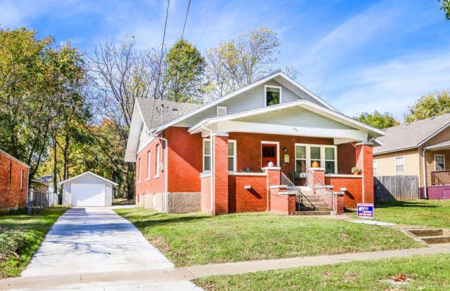 Spacious 4 Bed / 2 Bath Home with Loft & Huge Backyard – 2 Blocks from MSU! Gallery 1