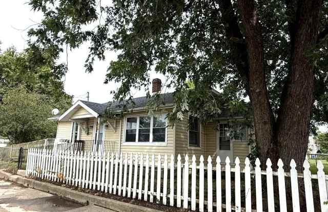 RENOVATED 2 BEDROOM HOME WITH FENCED YARD – $1,100/MONTH! Gallery 3