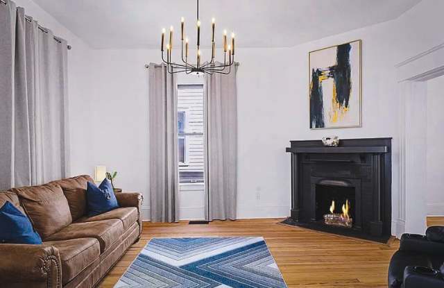 422 7th Street West Gallery 4
