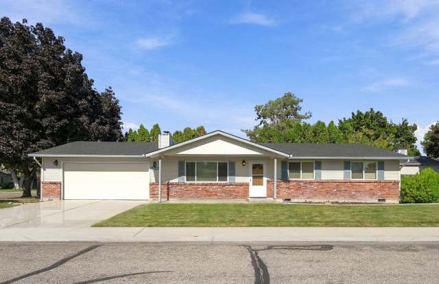 Charming & Spacious 3-Bedroom Home Near Downtown Eagle Gallery 1