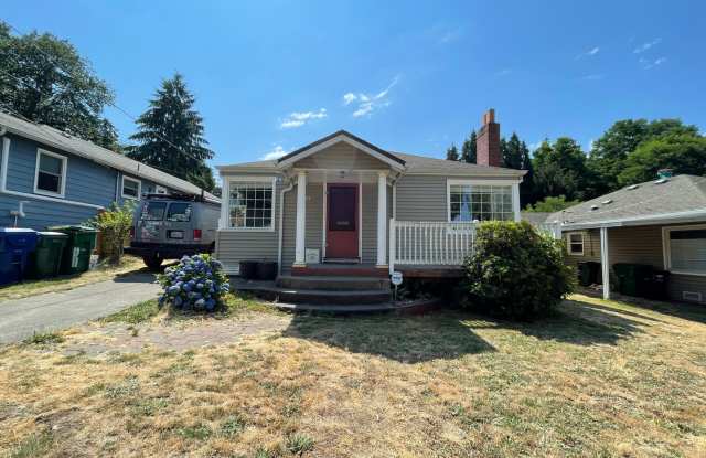 Charming 2BD / 1BA home with large fenced yard in Maple Leaf - Available February 2025 - 523 Northeast 95th Street, Seattle, WA 98115