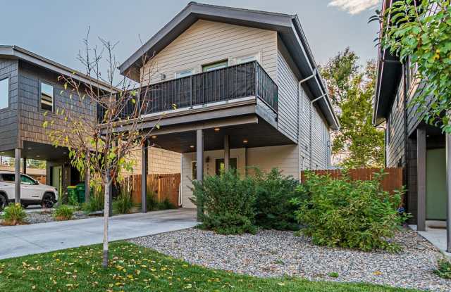 Contemporary 3BD, 2.5BA Edgewood Home with Fenced Yard and Carport photos photos