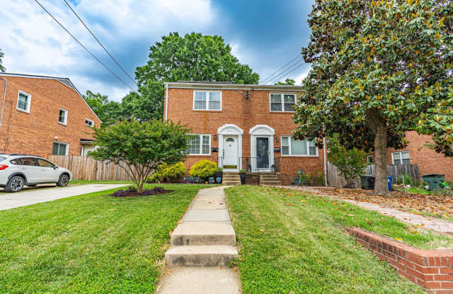 Modern No-HOA Duplex Near Old Town Alexandria with Finished Lower Level & Private Backyard photos photos