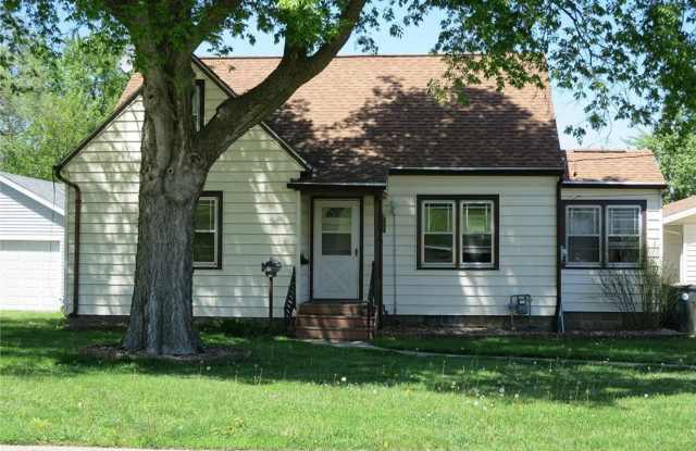 4 bed - 2 bath House for Rent in a great neighborhood! **1/2 off 1st month's rent with approved application!** - 99 Joy Drive, Waterloo, IA 50701