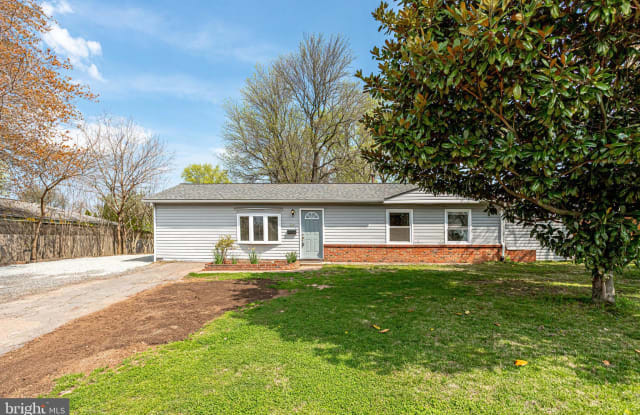 302 W HOLLY AVENUE - 302 West Holly Avenue, Sterling, VA 20164