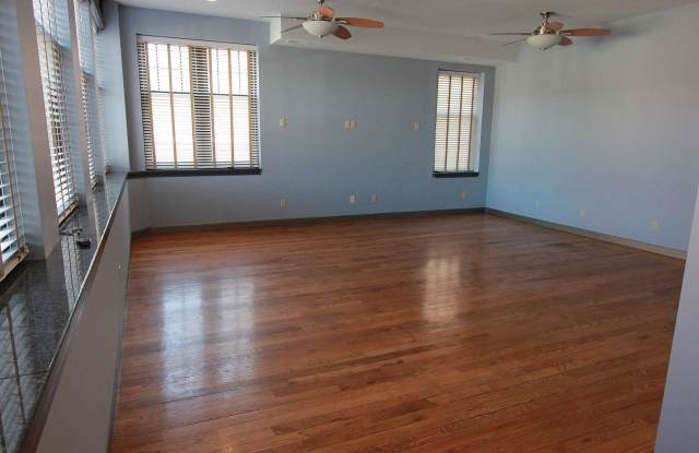 1106 E BROADWAY Gallery 3