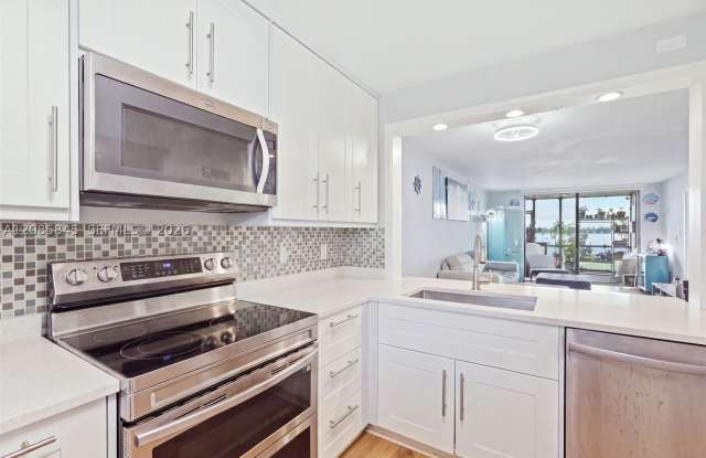 111 Lake Emerald Dr Gallery 4