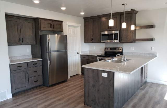 Rare 4-Bed Springville Townhome w/ 2-Car Garage — December FREE photos photos Rare 4-Bed Springville Townhome w/ 2-Car Garage — December FREE photos photos