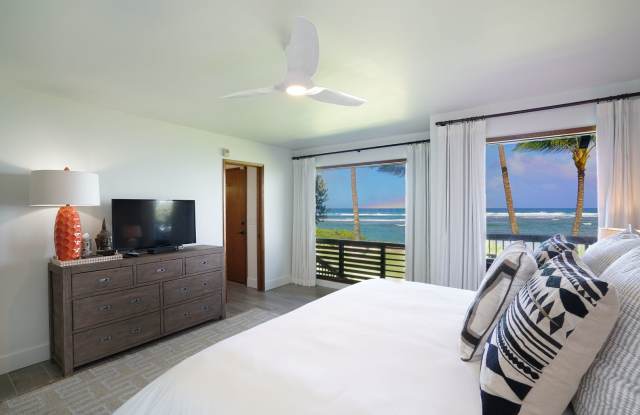Hawaii Life Presents Mokuleia Beach House 3 bedrooms, 2 full bathrooms, Sleeps 8 - Beautifully built custom home, sitting on an exclusive beachfront property. Built with the idea of taking in the gorgeous ocean and mountain views. Gallery 3