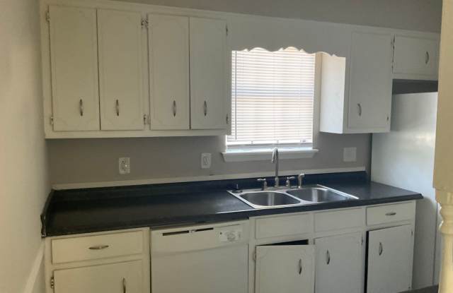 Charming 3-Bedroom Home with Fenced Backyard & Fireplace! Gallery 4