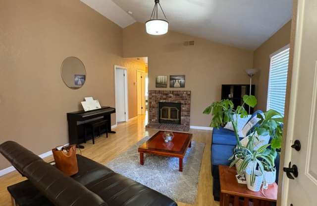 3 Bed 2 Bath in South Davis Near Mace Ranch and Nugget Markets photos photos