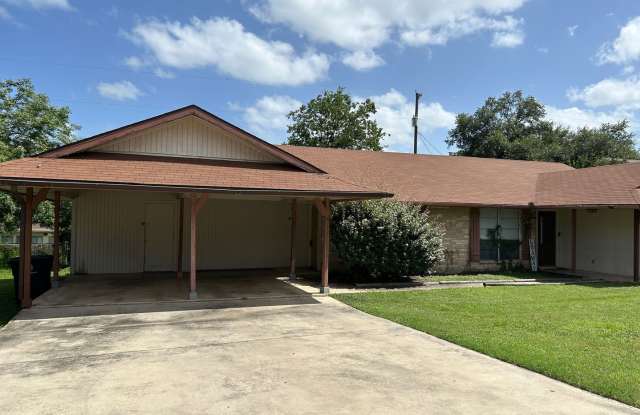 2/1 Duplex on "The Hill" above Landa Park! / No Carpet / Fenced in Backyard/ NBISD photos photos