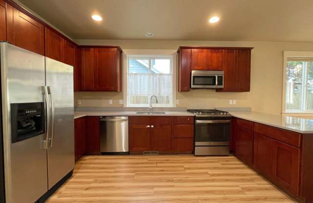 Fantastic South Tabor Home with Attached Garage, Washer/Dryer, A/C Gallery 4