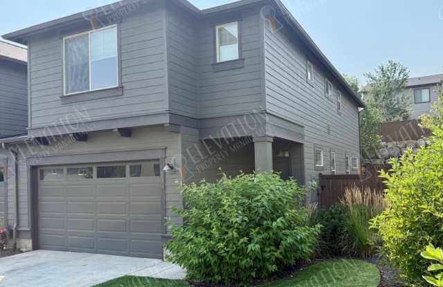 NE Bend townhome on corner lot in quiet, convenient location Gallery 1