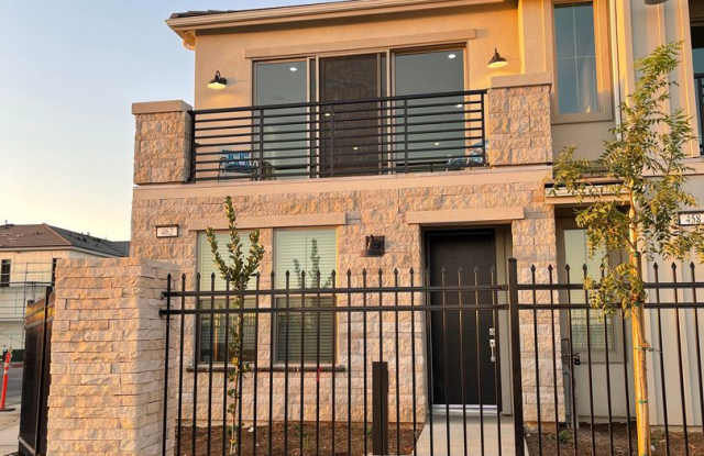 Modern Clovis Town Home, 2BR/2BA, CUSD w/ Solar photos photos