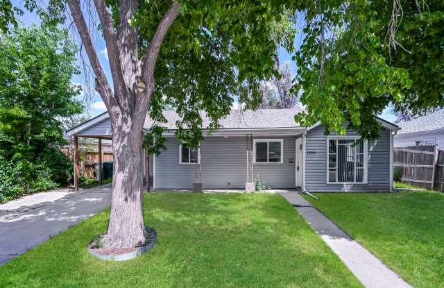 4 WEEKS FREE RENT & FREE 55" TV IF MOVED IN BY 9/30! Beautifully Remodeled 3bd/2ba Home in Central Aurora! Gallery 3