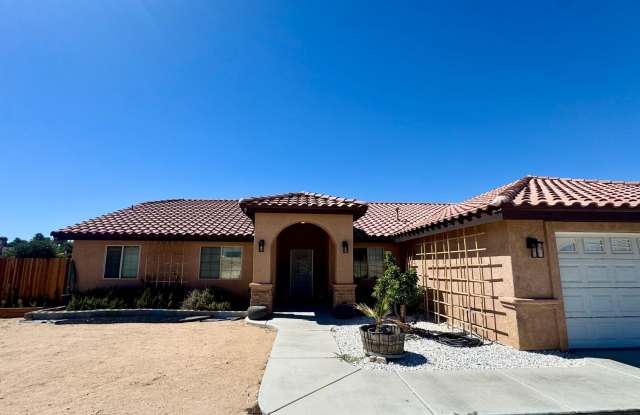 Beautiful 3 bedroom Home on over .5 Acre lot Gallery 1