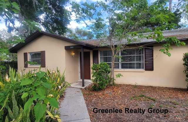 Spacious 2 Bed/ 1 Bath Triplex Apt. Trash and Lawn Included! photos photos