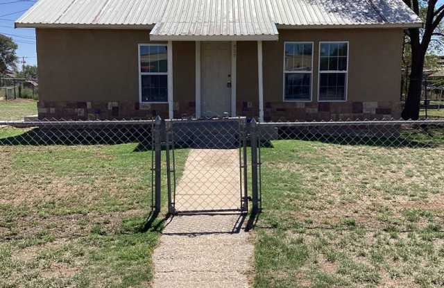 Charming 2 Bed 1 Bath Home Located in Portales! photos photos