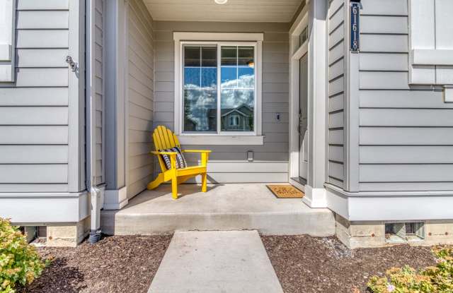 3 Bdrm, 2.5 Bath 1450 sq ft Townhouse (end unit), All Appliances, Air Conditioning, DOG/Cat OK, Dbl Garage! Gallery 3