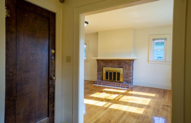 229 Fellows Avenue - AVAILABLE 8/1/27 - Bright Flat With Front and Back Porches On Quiet Residential Street Gallery 4