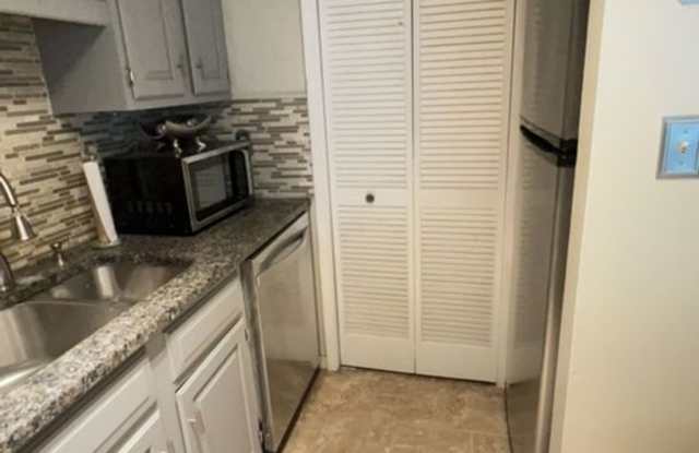 This 2 bedroom/1.5 bath condo has it all! Gallery 4