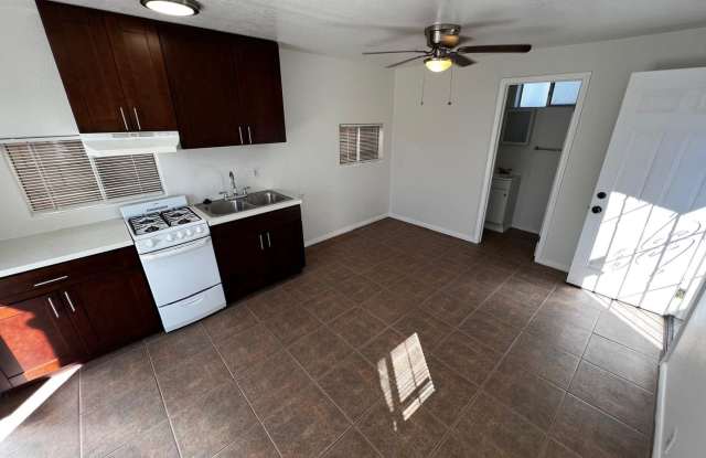 Upgraded Private Detached Studio House Gallery 4