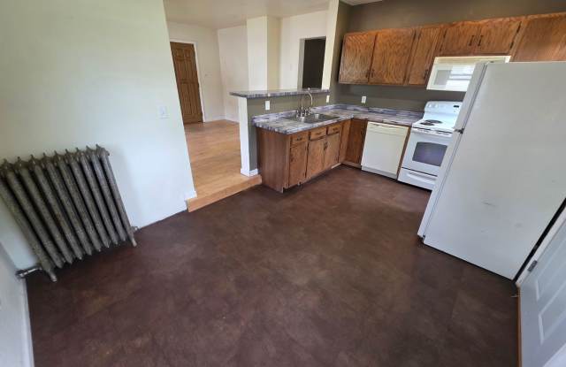 $1,395 |3Bd 1.5+Ba| 633 Hudson St| Available 06/01/2027! Gallery 4
