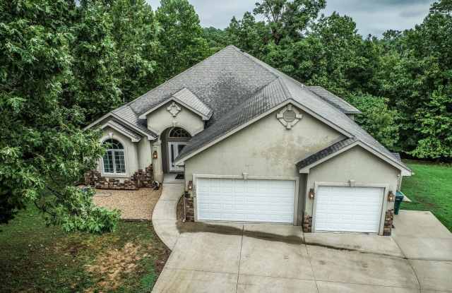 6 bedroom house in Osage Beach - 2004 Golden Glade Trail, Camden County, MO 65065