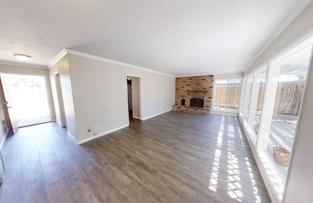 5BD/2BA with a Private Yard! Gallery 4