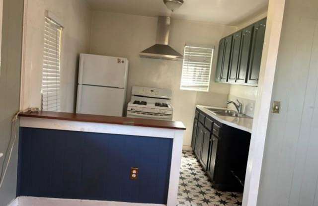 SOUTH LAWNDALE ADORABLE 1 BDRM HOUSE FOR LEASE! COMING SOON! Gallery 4