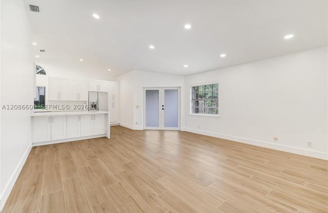 1290 Seagrape Cir Gallery 4