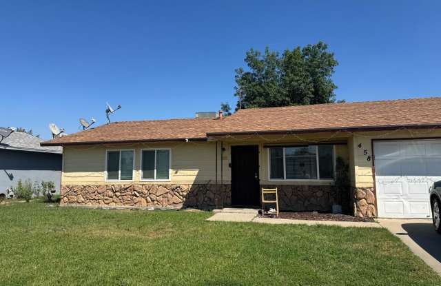 Charming 3 Bed / 2 Bath Dinuba Home with Garage – Only $1,675! photos photos