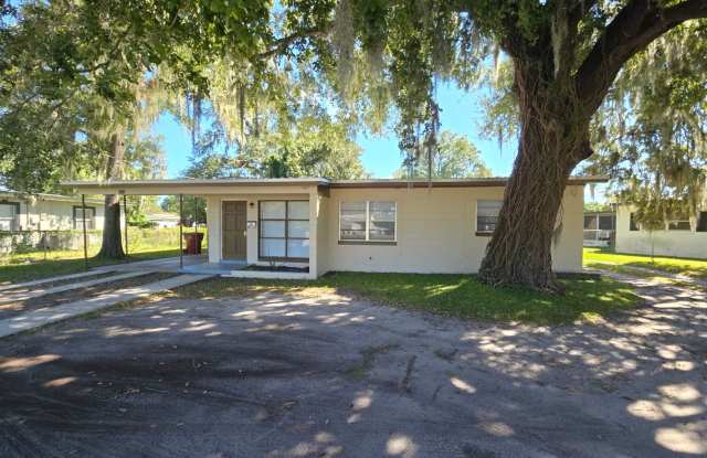 Charming 3-bedroom, 1-bathroom home located in the heart of Plant City, FL - 1608 James L Redman Parkway, Plant City, FL 33563